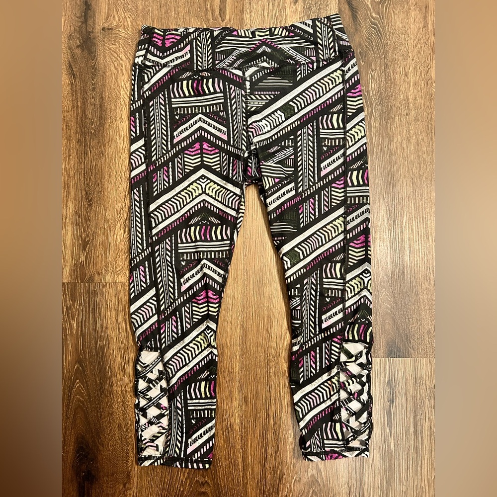 Gaiam Women’s L Geometric Yoga Crop Leggings‎ Crisscross Cutout Fitness Workout